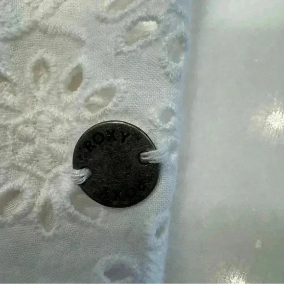 NWT Roxy women’s white eyelet crop top. Ties in front Size Large - Picture 6 of 11